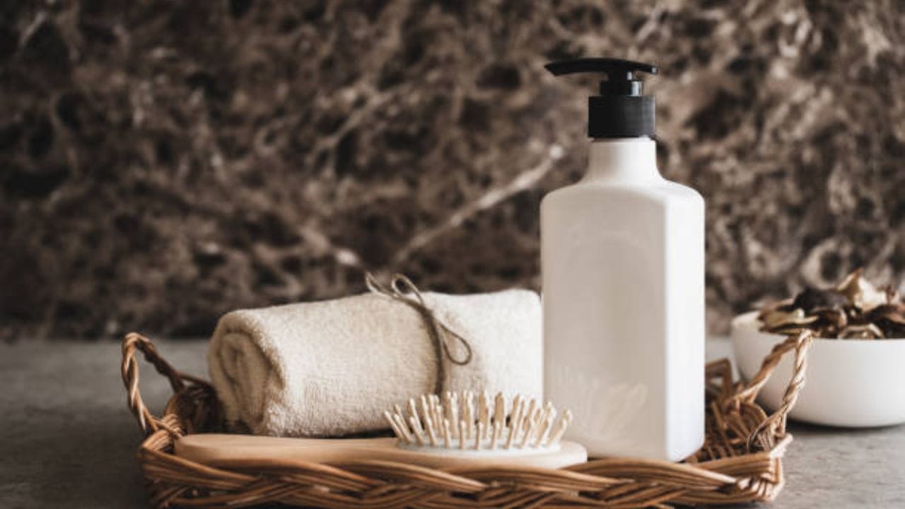 রোজ স্নানের সময় চেষ্টা করুন শ্যাম্পু ব্রাশ দিয়ে মাথা ঘষে নিতে। তবে শুধু শ্যাম্পু ব্যবহারের সময় নয়। শ্যাম্পু ধোয়া এমনকি কন্ডিশনার ধোয়ার সময়ও ব্যবহার করুন এই শ্যাম্পু ব্রাশ।