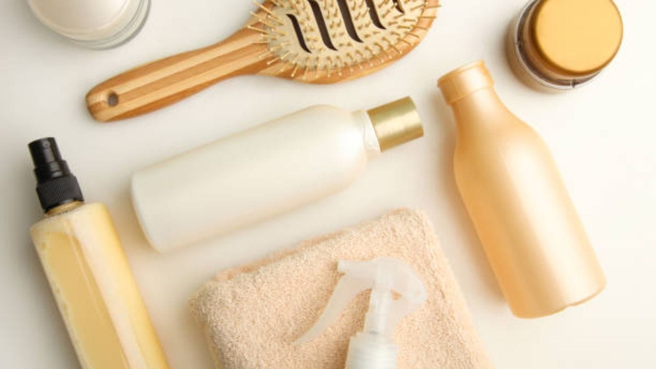 যে কোনও রকম শ্যাম্পুই ব্যবহার করা যায়। আপনার চুলে নিয়ম করে যে শ্যাম্পু ব্যবহার করেন প্রথমে তা ভালভাবে মাথার স্কাল্পে ওচুলে মাখিয়ে নিন। এরপর ব্রাশ দিয়ে হালকাভাবে মাথায় রাউন্ড বা আপ অ্যান্ড ডাউন মোশনে ঘষে নিন।