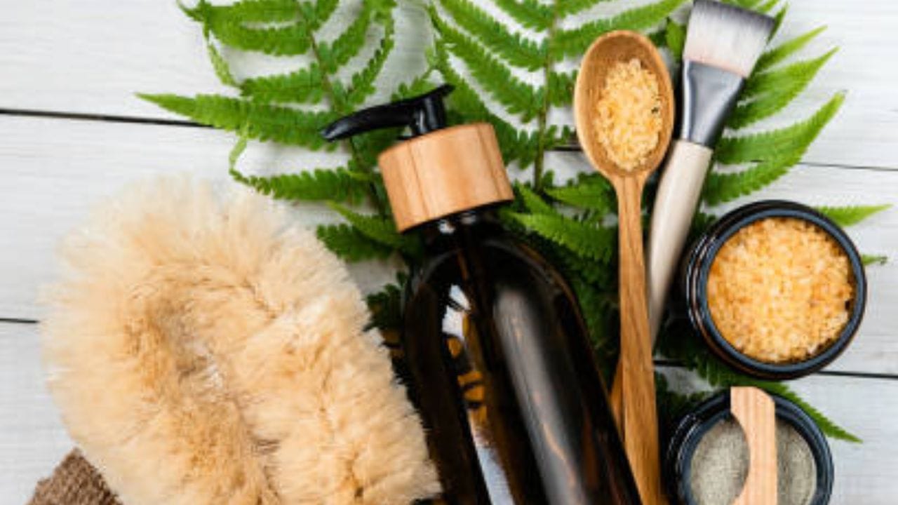 ওপরে থাকা হাতলে হাত গলিয়ে নিয়ে রাউন্ড মোশনে বা উপর নিচে করে হালকা চাপ দিয়ে ঘষে নিতে পারেন মাথা। হাত দিয়ে মাথা ঘষলে সব জায়গায় সমান চাপ পড়ে না, ফলে খুশকি রয়েই যায়। 