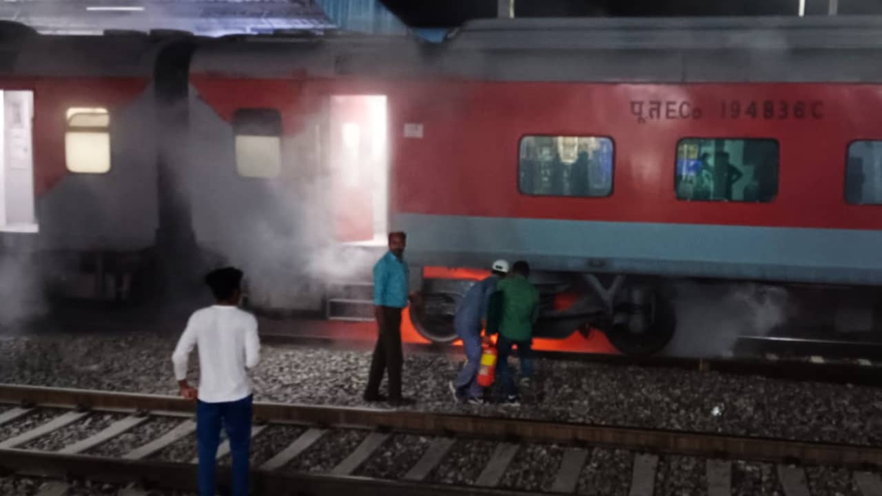 Durg-Puri Express: বড় দুর্ঘটনা এড়াল পুরী এক্সপ্রেস, সেই ওড়িশাতেই এসি কামরায় ধরে গেল আগুন