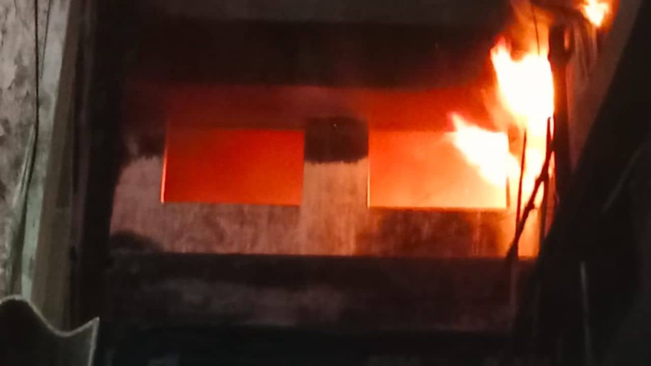 Breaking: ফের বড়বাজারে বিধ্বংসী আগুন, দমকলের ৪টি ইঞ্জিনের চেষ্টায় নিয়ন্ত্রণে