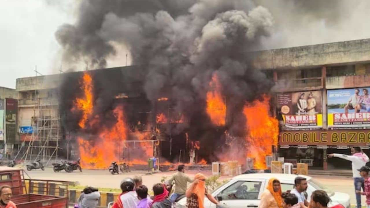 Fire breaks out: বাণিজ্যিক ভবনে বিধ্বংসী আগুনে মৃত ৩, প্রাণে বাঁচতে জানালা থেকে ঝাঁপ