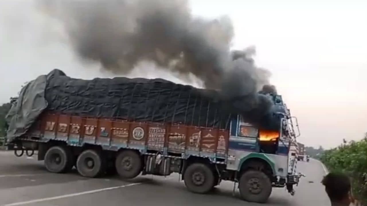 Alipurduar: পুলিশের নাকা পয়েন্টে নিজের লড়িতেই আগুন লাগাল চালক, শোরগোল আলিপুরদুয়ারে