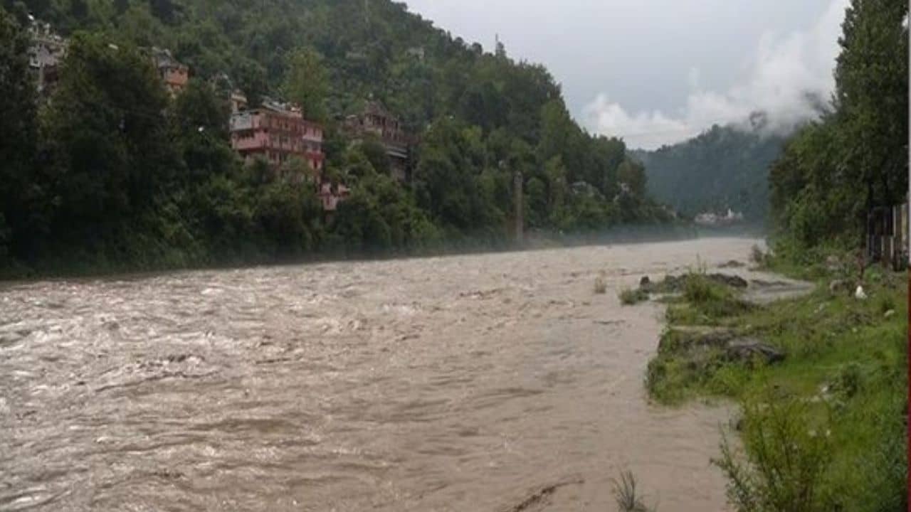 Flash Flood in Himachal Pradesh: হিমাচলে হড়পা বানে বিপর্যস্ত মান্ডি জেলা, মানালি হাইওয়েতে ভেসে গেল একাধিক গাড়ি