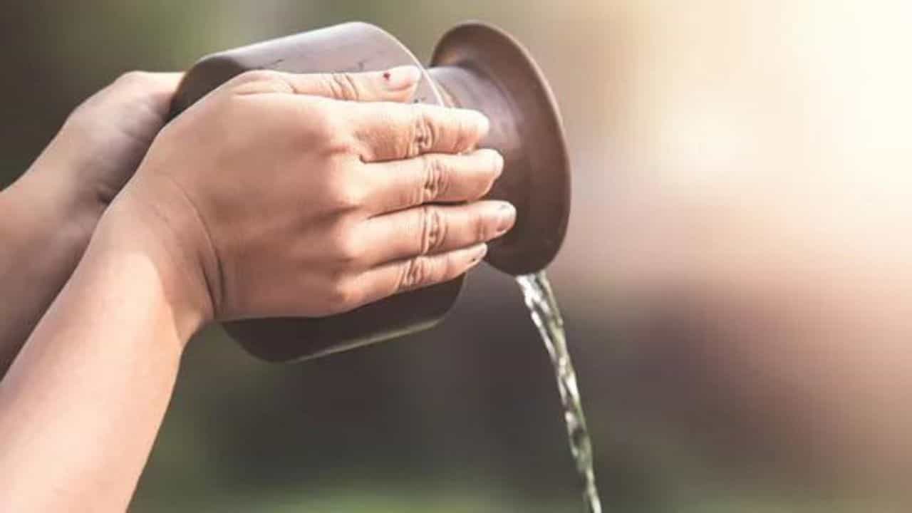 Gangajal Vastu Tips: জীবনে অপার সুখ পেতে গঙ্গাজল দিয়ে করুন এই সহজ উপাচার, দূর হবে সব বাস্তুদোষ Gangajal Vastu Tips: জীবনে অপার সুখ পেতে গঙ্গাজল দিয়ে করুন এই সহজ উপাচার, দূর হবে সব বাস্তুদোষ