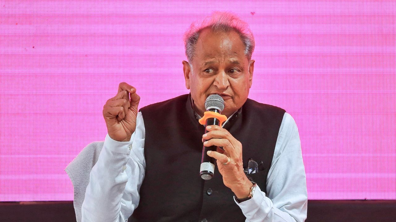Rajasthan Free Electricity: ভোটের মুখে গেহলটের 'ছক্কা', ৫০০ টাকায় রান্নার গ্যাসের পর বিনামূল্যে বিদ্যুতের ঘোষণা সরকারের Rajasthan Free Electricity: ভোটের মুখে গেহলটের 'ছক্কা', ৫০০ টাকায় রান্নার গ্যাসের পর বিনামূল্যে বিদ্যুতের ঘোষণা সরকারের