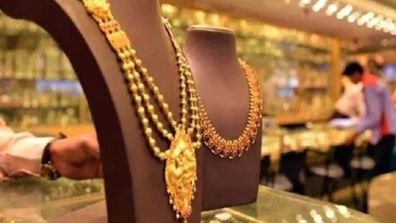 Gold Price Today: উল্টো রথে উলট পুরাণ! কমল সোনার দাম, চড়ল রুপোর দর