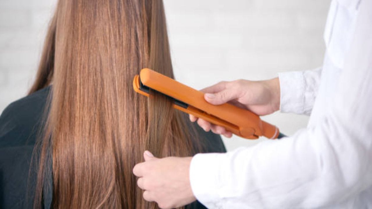 আজকাল চুলে সকলেই অনেক রকম ট্রিটমেন্ট করান। সব সময় যে চুল ঠিক ভাবে পরিচর্যা করা হয় এমন নয়। অতিরিক্ত কেমিক্যাল চুলে লাগানোর ফলে চুল রুক্ষ্ম হয়ে যায়। একসময় হেয়ার ফল হতেও শুরু করে।