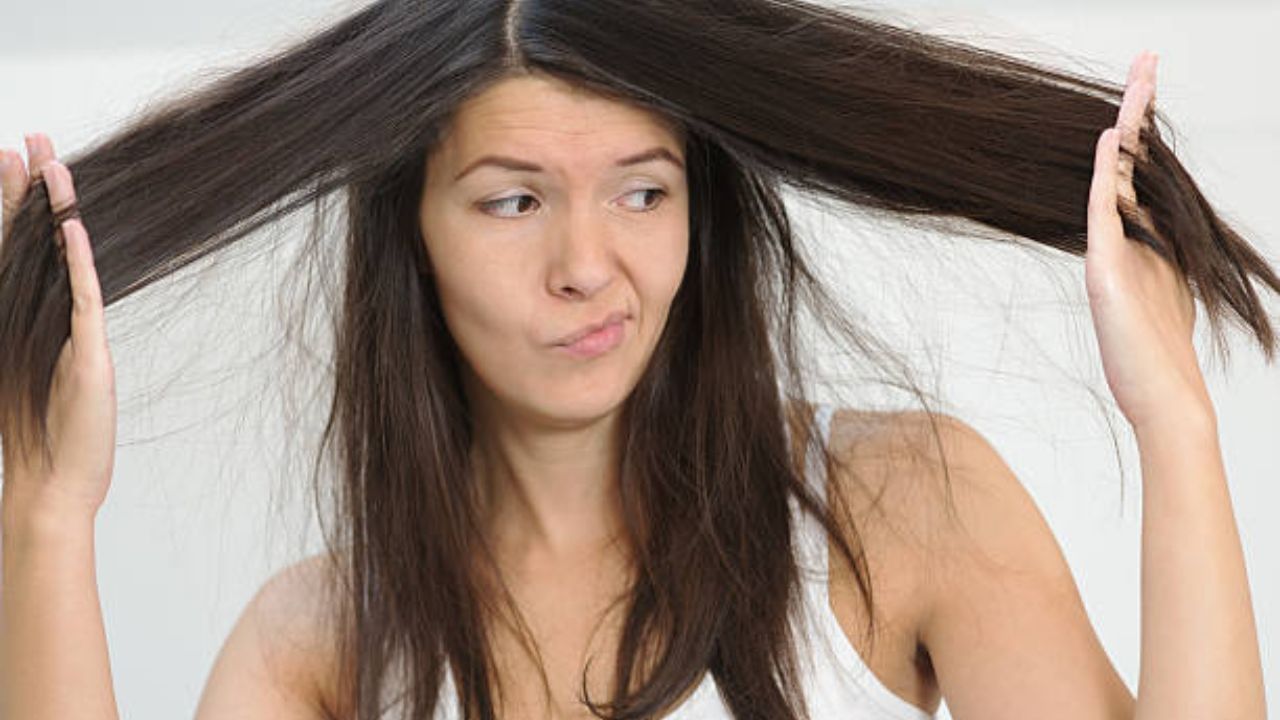 সব মিশলে এক চামচ নারকেল তেল দিন। এতে চুলের আর্দ্রতা বজায় থাকবে আর গোড়াও থাকবে মজবুত। এবার এই হেয়ার প্যাক চুলে খুব ভাল করে লাগিয়ে নিতে হবে। এই প্যাক স্ক্ল্যাপেও লাগাবেন। ৩০ মিনিট তা রাখতে হবে।