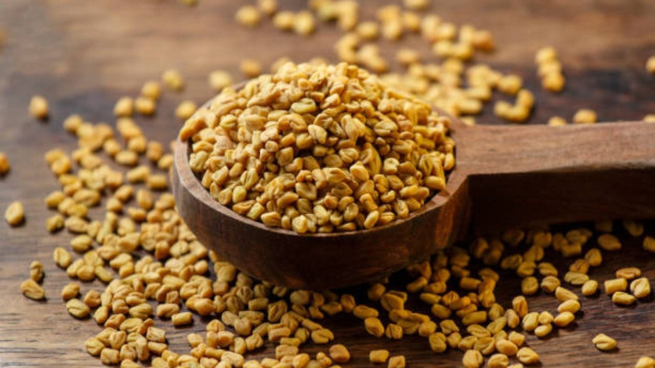 এবার ভাল করে জল দিয়ে চুল ধুয়ে নিতে হবে। হালকা ভেজা অবস্থাতেই চুলে হেয়ার সিরাম লাগিয়ে নিন। এতে চুলে সিল্কি ভাব বজায় থাকবে। চুলের গোড়া মজবুত হবে।