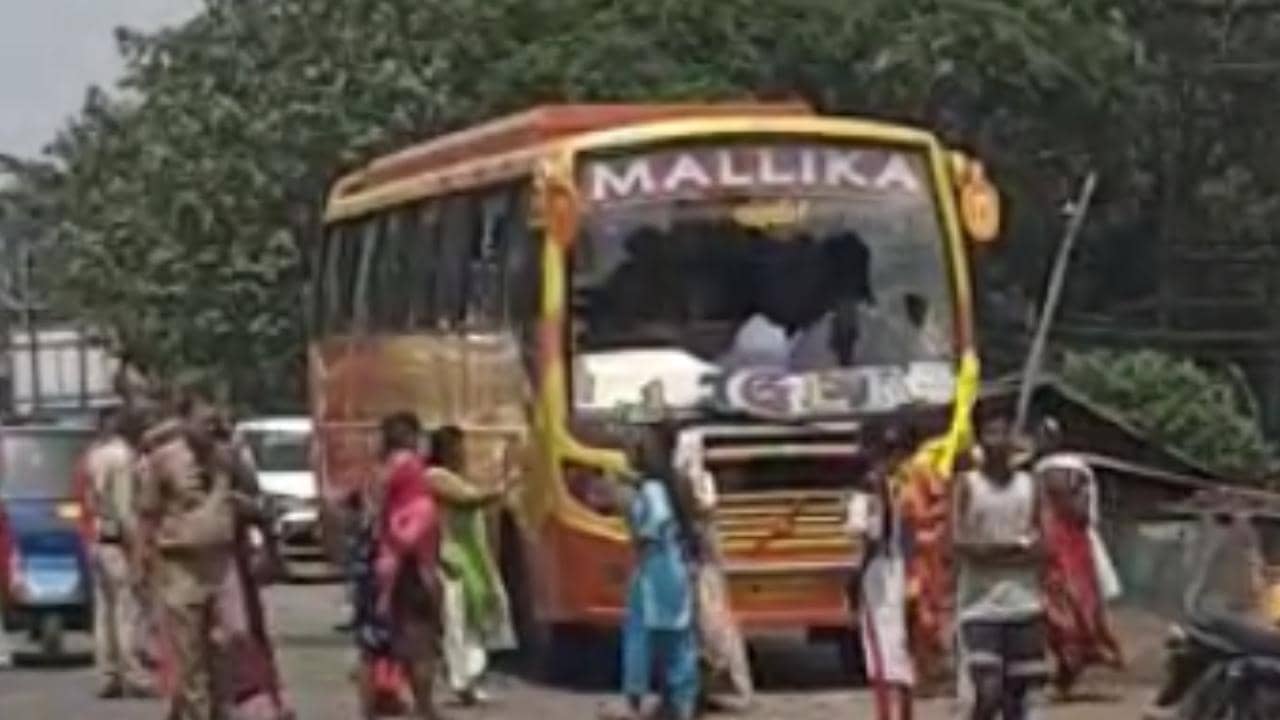 Kharagpur: বাস থামিয়ে ৫ হাজার টাকা দাবি, দিতে না চাওয়ায় বরযাত্রীদের উপর হামলার অভিযোগ বৃহন্নলাদের বিরুদ্ধে