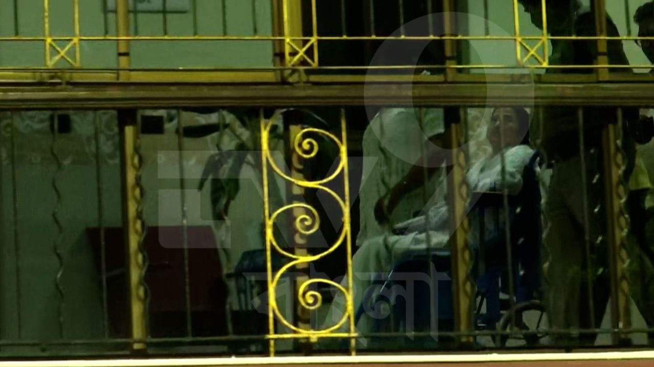 Mamata Banerjee in wheel chair at sskm