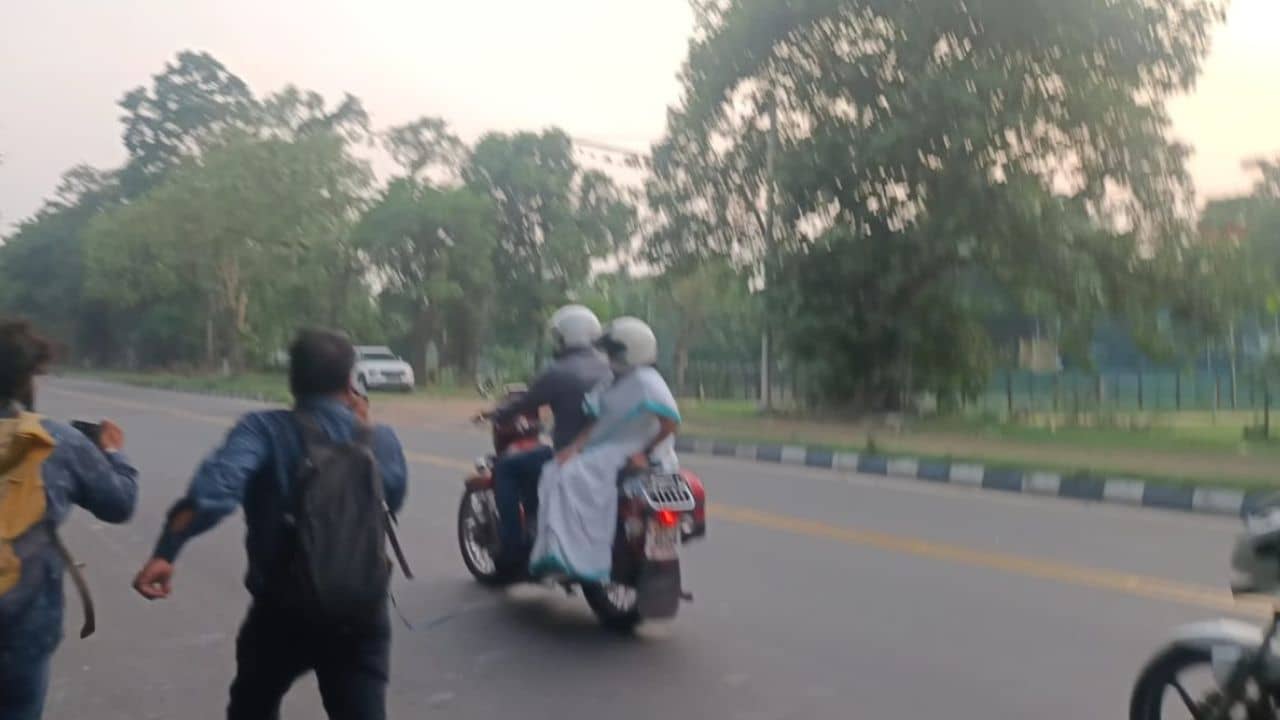 Mamata Banerjee: কলকাতার রাস্তায় আচমকা বাইকে চেপে যাত্রা মমতার, কী হল হঠাৎ?