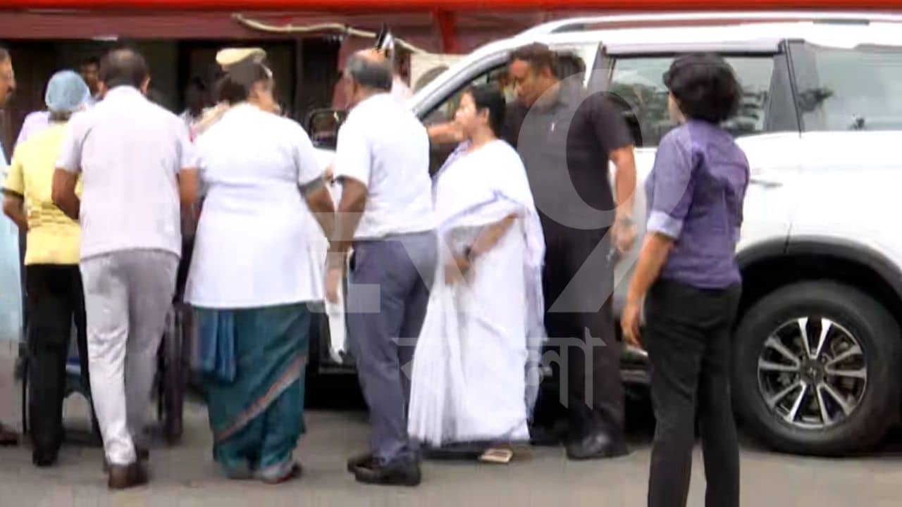 Mamata Banerjee: কোমরে-পায়ে চোট মমতার, মুখ্যমন্ত্রীর শারীরিক অবস্থার খোঁজ নিলেন রাজ্যপাল