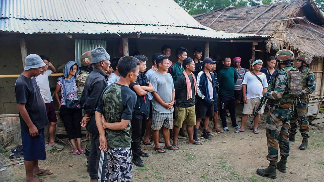 Manipur Violence: জ্বলছে পরপর ৮টি গ্রাম, মণিপুরে উত্তপ্ত অঞ্চলে পা-ও রাখতে পারল না সেনা