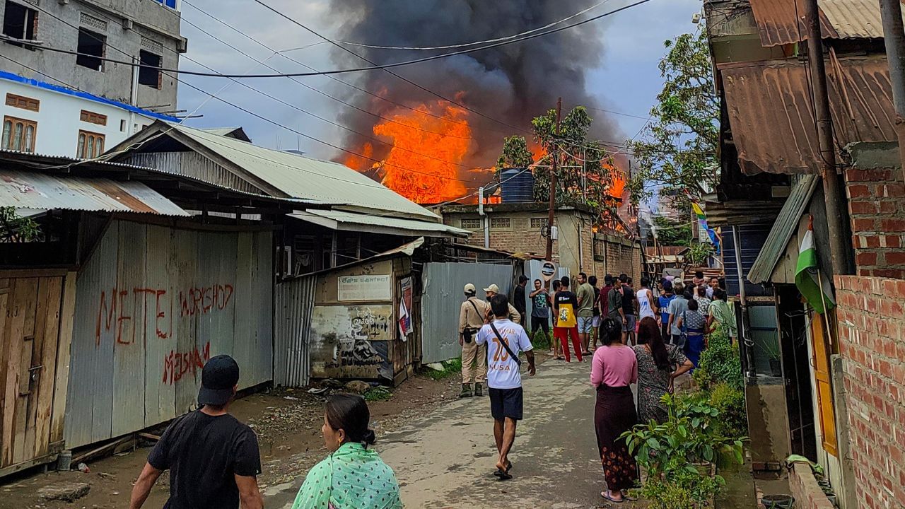 Manipur Violence: আগুন জ্বলছে মণিপুর জুড়ে, দফায় দফায় চলল গুলি, অস্ত্র লুঠের চেষ্টা