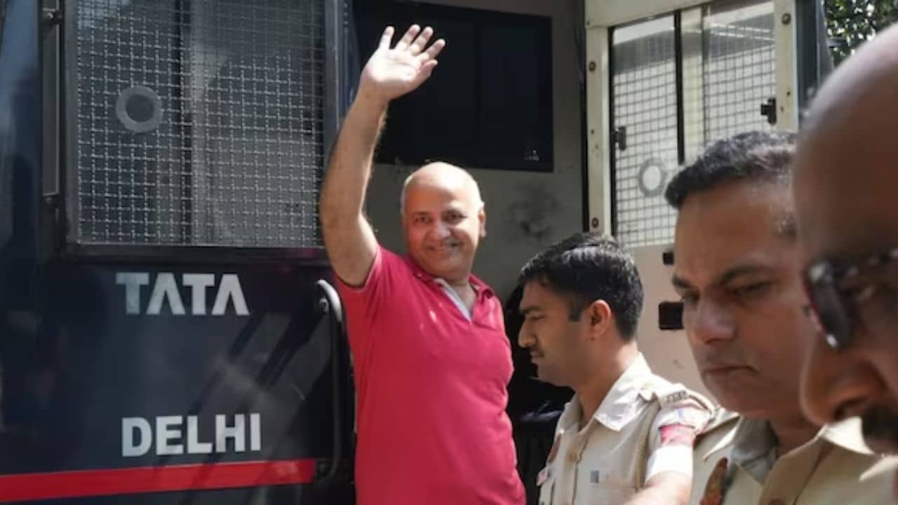 Manish Sisodia: ৭ ঘণ্টার জন্য জেলের বাইরে সিসোদিয়া, বাড়িতে যাওয়ার আগেই হাসপাতালে ভর্তি স্ত্রী