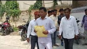 Raiganj TMC: মুখ লুকোতে সানগ্লাস পরে বেরোতে হচ্ছে রাস্তায়, দলীয় পতাকা খামে ভরে পদত্যাগ তৃণমূল কর্মীদের Raiganj TMC: মুখ লুকোতে সানগ্লাস পরে বেরোতে হচ্ছে রাস্তায়, দলীয় পতাকা খামে ভরে পদত্যাগ তৃণমূল কর্মীদের