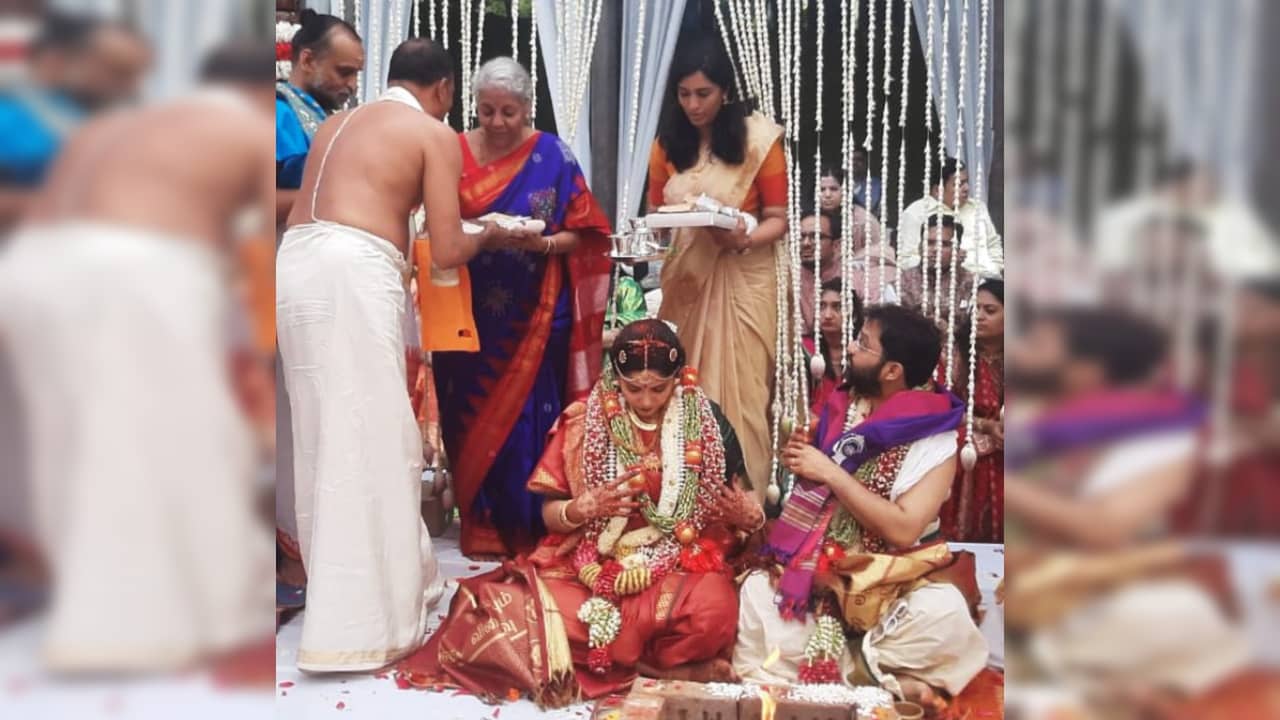 Nirmala Sitharaman: ছোট্ট ঘরোয়া অনুষ্ঠান, শাশুড়ি হলেন কেন্দ্রীয় অর্থমন্ত্রী নির্মলা সীতারমণ