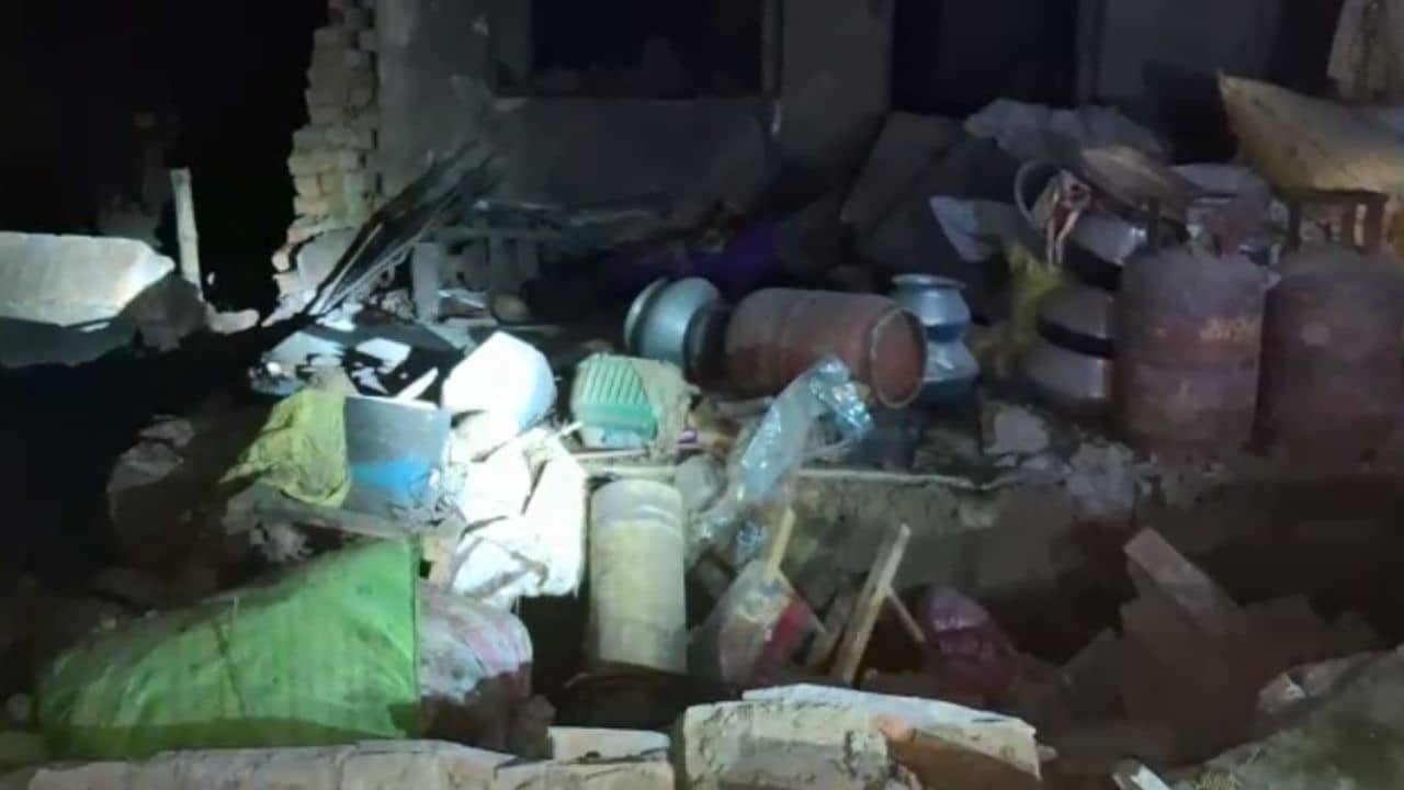 Nadia Bombing: নদিয়ায় তৃণমূল কর্মীর বাড়িতে বোমা বিস্ফোরণ, উড়ে গেল বাড়ির ছাদ