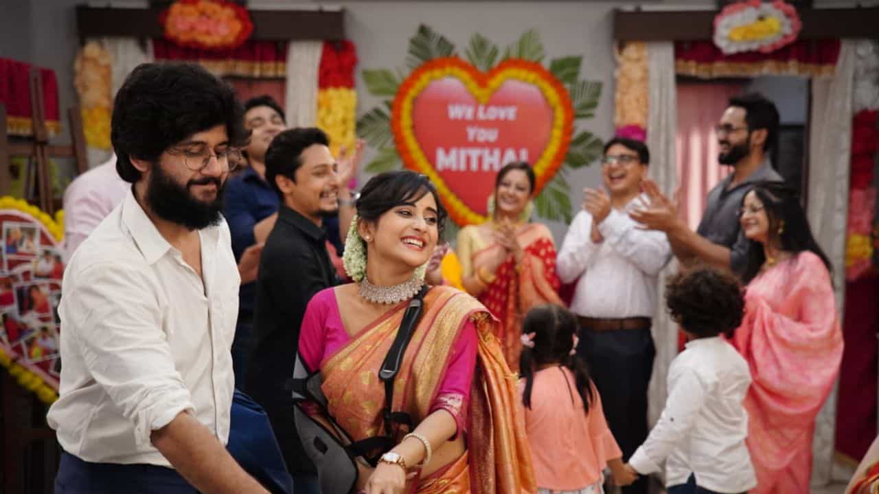 Mithai Last Episode: মিষ্টি মুখেই বিদায়, শেষ দিনেও ভক্তদের আর্জি, 'ফিরে আসুক মিঠাই পরিবার' Mithai Last Episode: মিষ্টি মুখেই বিদায়, শেষ দিনেও ভক্তদের আর্জি, 'ফিরে আসুক মিঠাই পরিবার'