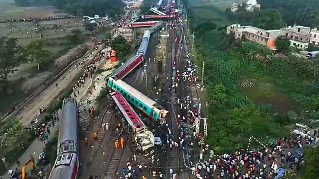 Indian Railways: বিদেশের মতো আধুনিক প্রযুক্তি রয়েছে ভারতের হাতেও, তবে কোন খামতিতে বারংবার রেল দুর্ঘটনা?