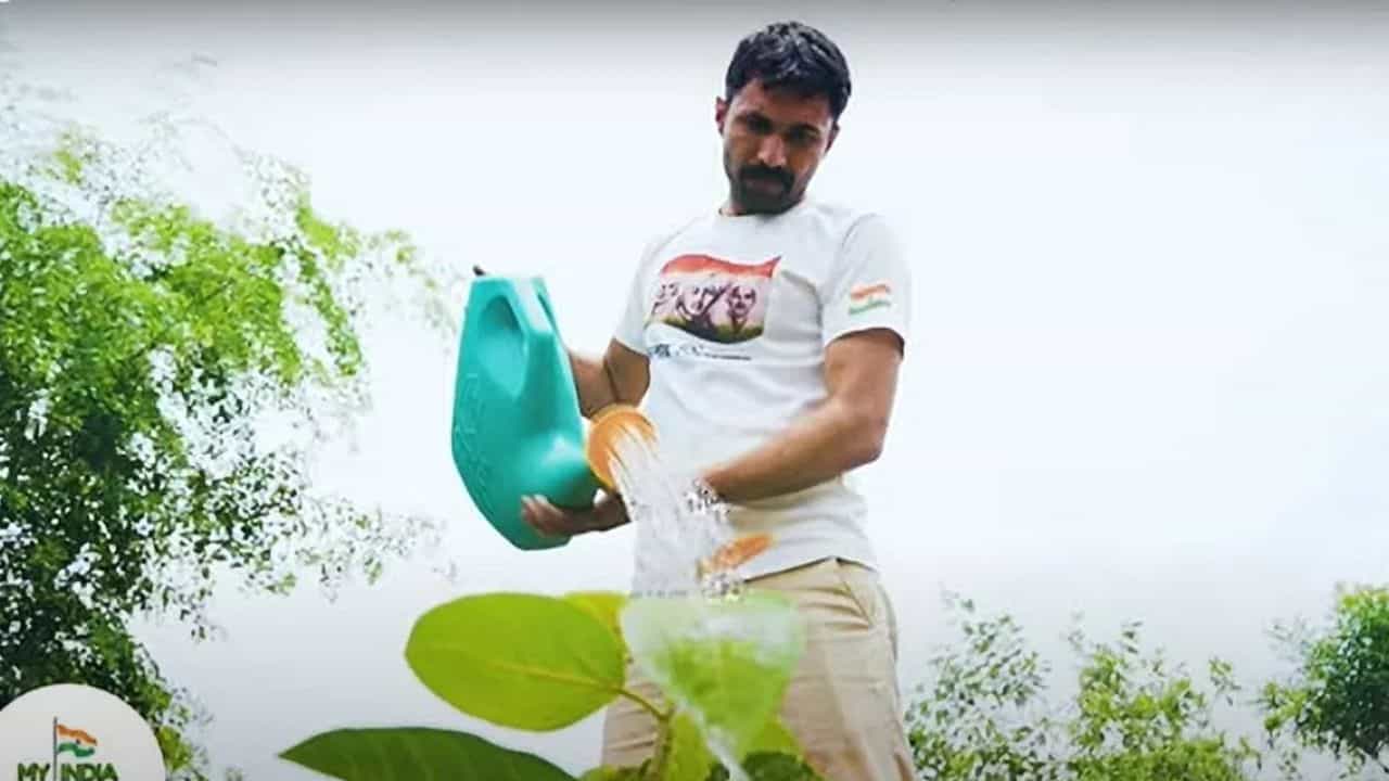My India My Life Goals: কেউ এক কোটি, কেউ এক লক্ষ; বৃক্ষরোপণ করে পরিবেশ রক্ষায় নজির রামাইয়া-সুরার My India My Life Goals: কেউ এক কোটি, কেউ এক লক্ষ; বৃক্ষরোপণ করে পরিবেশ রক্ষায় নজির রামাইয়া-সুরার