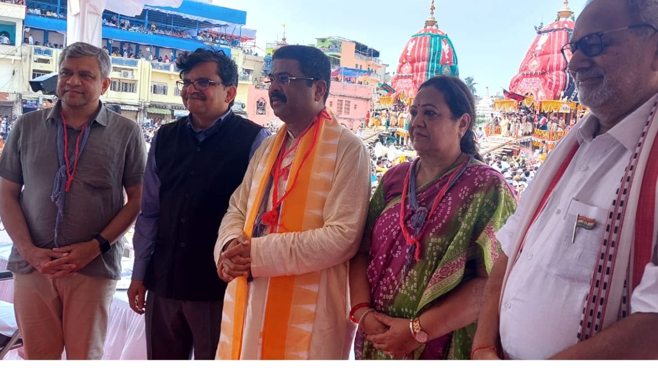 union ministers Dharmendra Pradhan and Ashwini Vaishnaw meets Shankaracharya at Puri