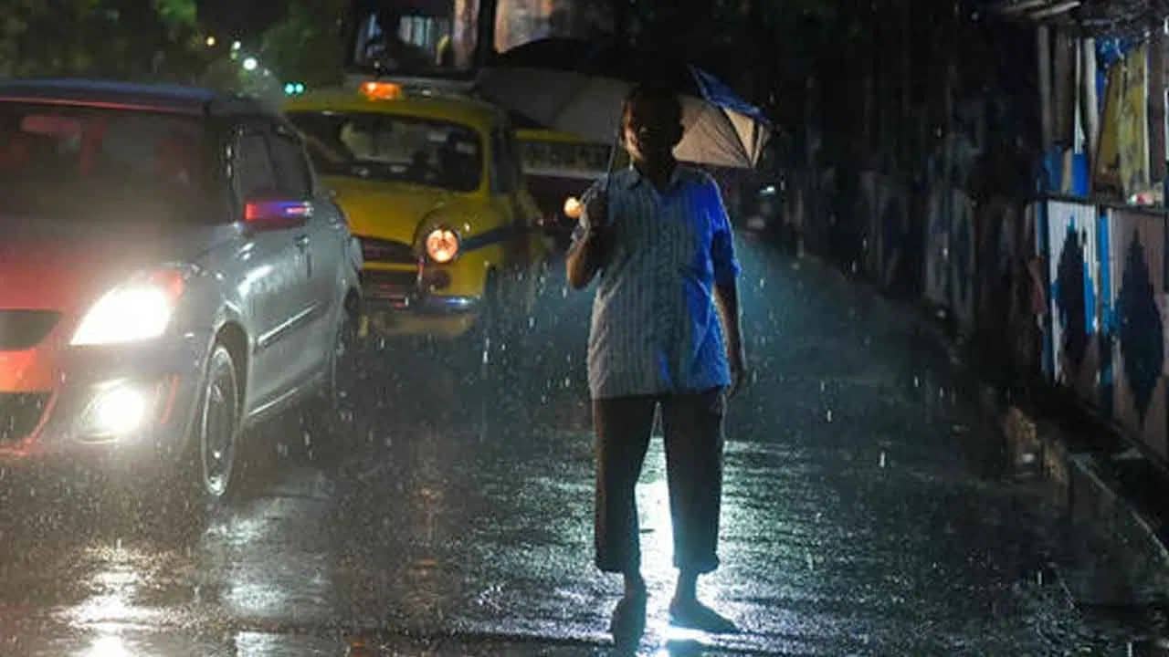 Rain in Kolkata: আড়াই ঘণ্টায় ১০ ডিগ্রি পারাপতন কলকাতায়, রাতে আরও বৃষ্টি শহরে