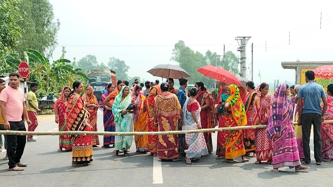 South Dinajpur: নিখোঁজ রং মিস্ত্রী, মুক্তিপণ চেয়ে বাড়িতে আসছে ফোন, পুলিশি নিষ্ক্রিয়তার অভিযোগে পথ অবরোধ স্থানীয়দের