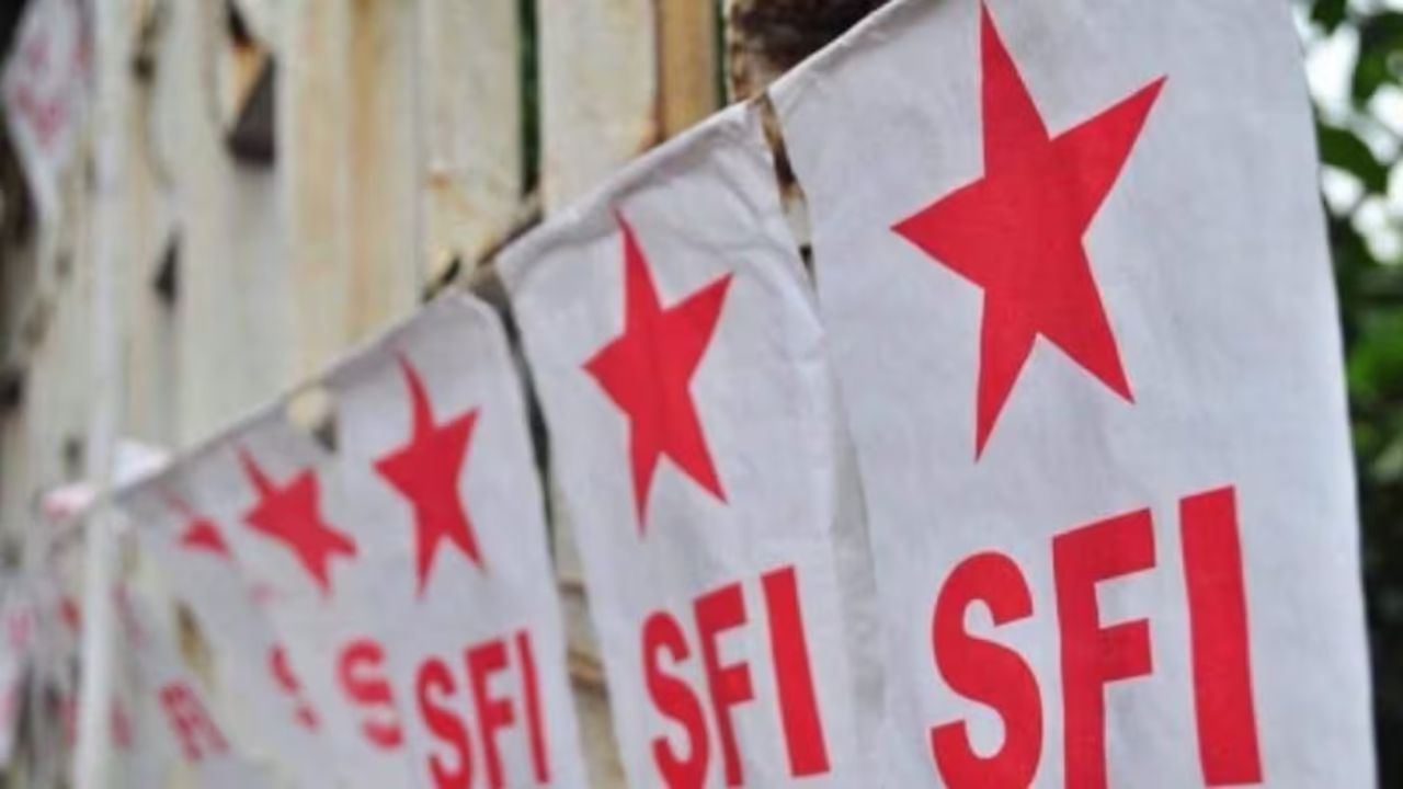 Balurghat: SFI ছাড়তে চাওয়ায় নগ্ন করে ছবি তুলে ভাইরাল করার হুমকির অভিযোগ, থানায় ছাত্র