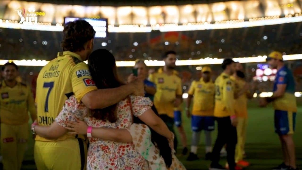 MS Dhoni : ...পরে হবে, আগে কাছে এসো, আইপিএলের ট্রফি সেলিব্রেশন ফেলে স্ত্রী-কন্যার কাছে ধোনি