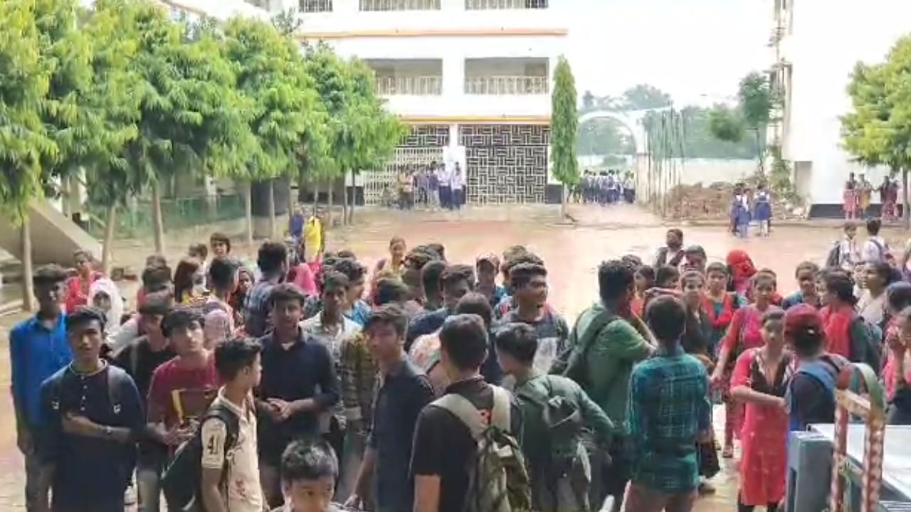 School Student Protest: এক ধাক্কায় ভর্তি ফি দ্বিগুণ, প্রতিবাদে স্কুলের গেট বন্ধ করে বিক্ষোভ শতাধিক পড়ুয়ার