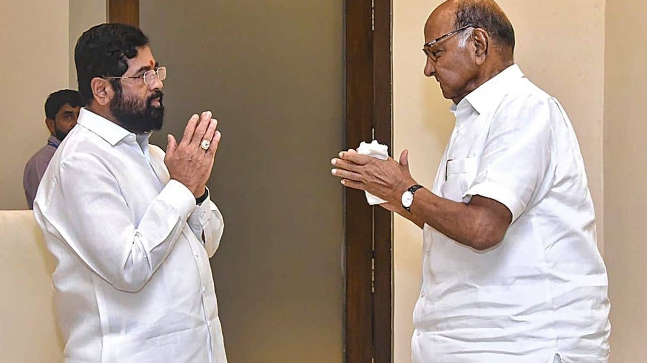 Sharad Pawar Meets Eknath Shinde: দেশে নেই উদ্ধব, হঠাৎ মুখ্যমন্ত্রী শিন্ডের সঙ্গে সাক্ষাৎ এনসিপি প্রধানের! হচ্ছেটা কী?