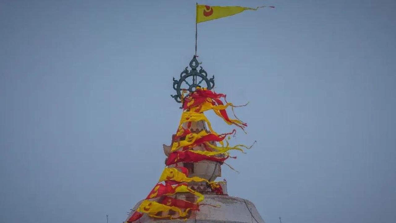 Shri Jagannath Temple: ধ্বজা একদিনের জন্য বদলানো না হলে টানা ১৮ বছর বন্ধ থাকবে পুরীর মন্দির! যোগ রয়েছে ভগবান হনুমানেরও