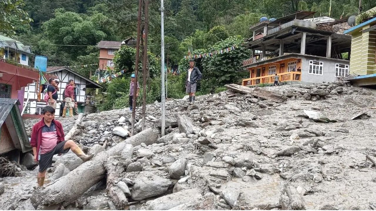 Flash flood in Sikkim: প্রবল বৃষ্টি ও হড়পা বানে বিচ্ছিন্ন লাচেং-লাচুং-সহ উত্তর সিকিম, চরম বিপাকে পর্যটকেরা