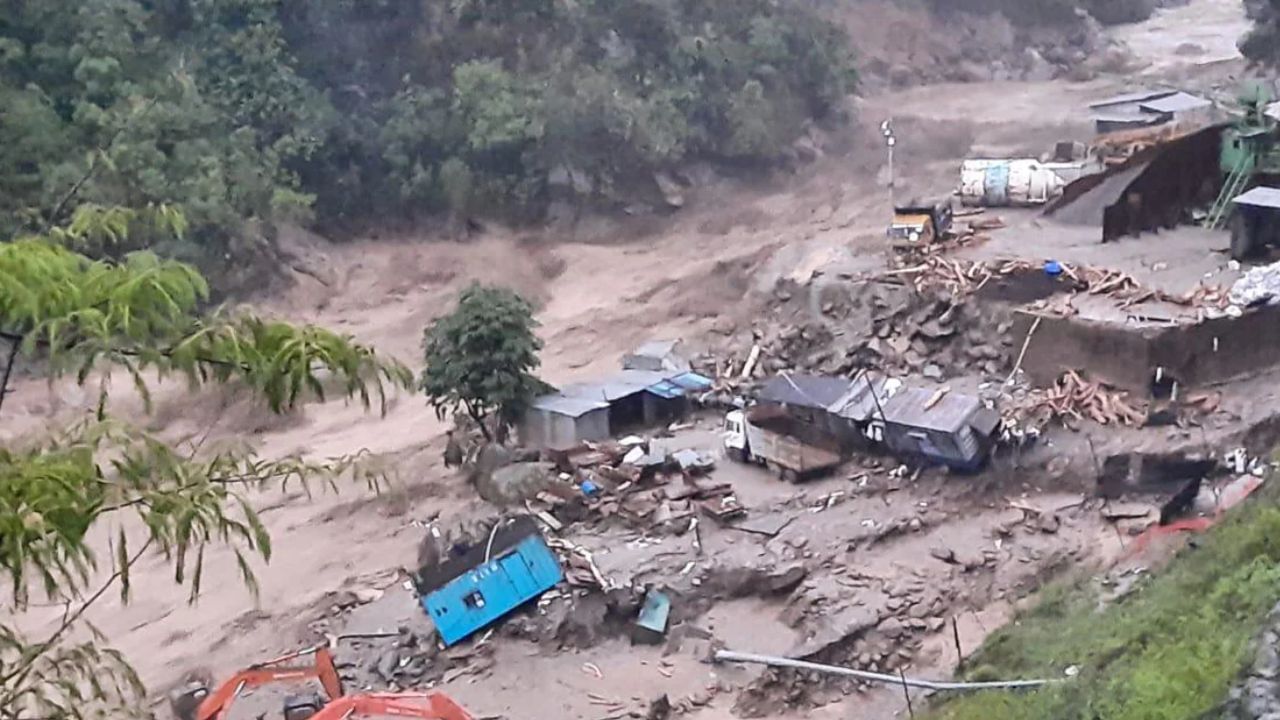 Landslide in Sikkim: নদীর জলে ভেসে গেল পেলিং যাওয়ার রাস্তা, এখনও সিকিমে আটকে ৩০০ পর্যটক