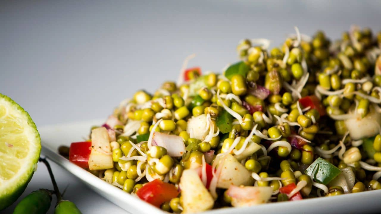 Weight Loss Snacks: ফুচকা, চপ-মুড়ি ছেড়ে বিকেলে খান ছোলার চাট, ওজন কমে গ্যারান্টি