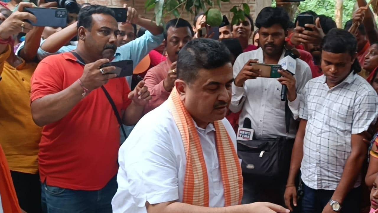 Suvendu Adhikari: পুলিশের গাড়ির ধাক্কায় মৃত কিশোরের পরিবারের সঙ্গে দেখা করলেন শুভেন্দু, উগরে দিলেন ক্ষোভ