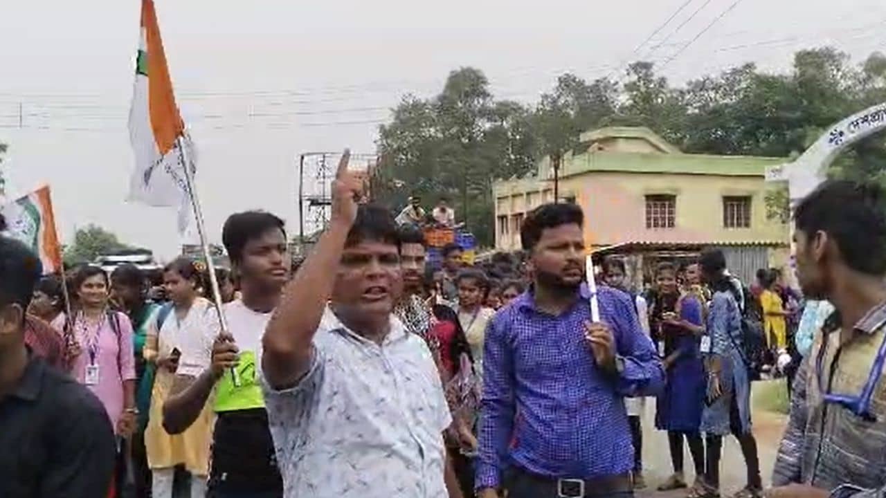 TMC protest at Kanthi: নির্দেশিকা সত্ত্বেও দাঁড়ায় না সরকারি বাস, পথ অবরোধ তৃণমূল ছাত্র পরিষদের