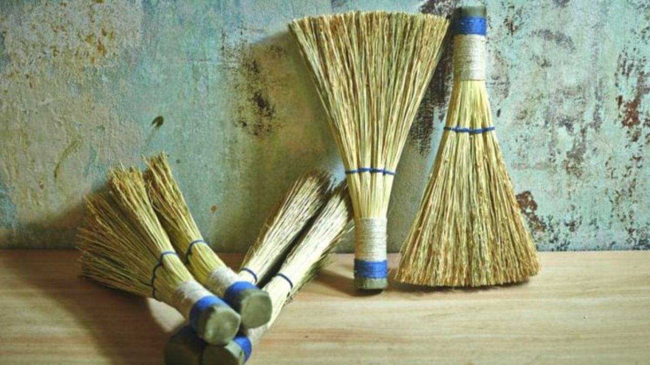 Vastu Tips For Broom: হতদরিদ্র করতে একটি ঝাঁটা একাই একশো! বাস্তুমতে কোন ভুলগুলি এড়িয়ে যাবেন?