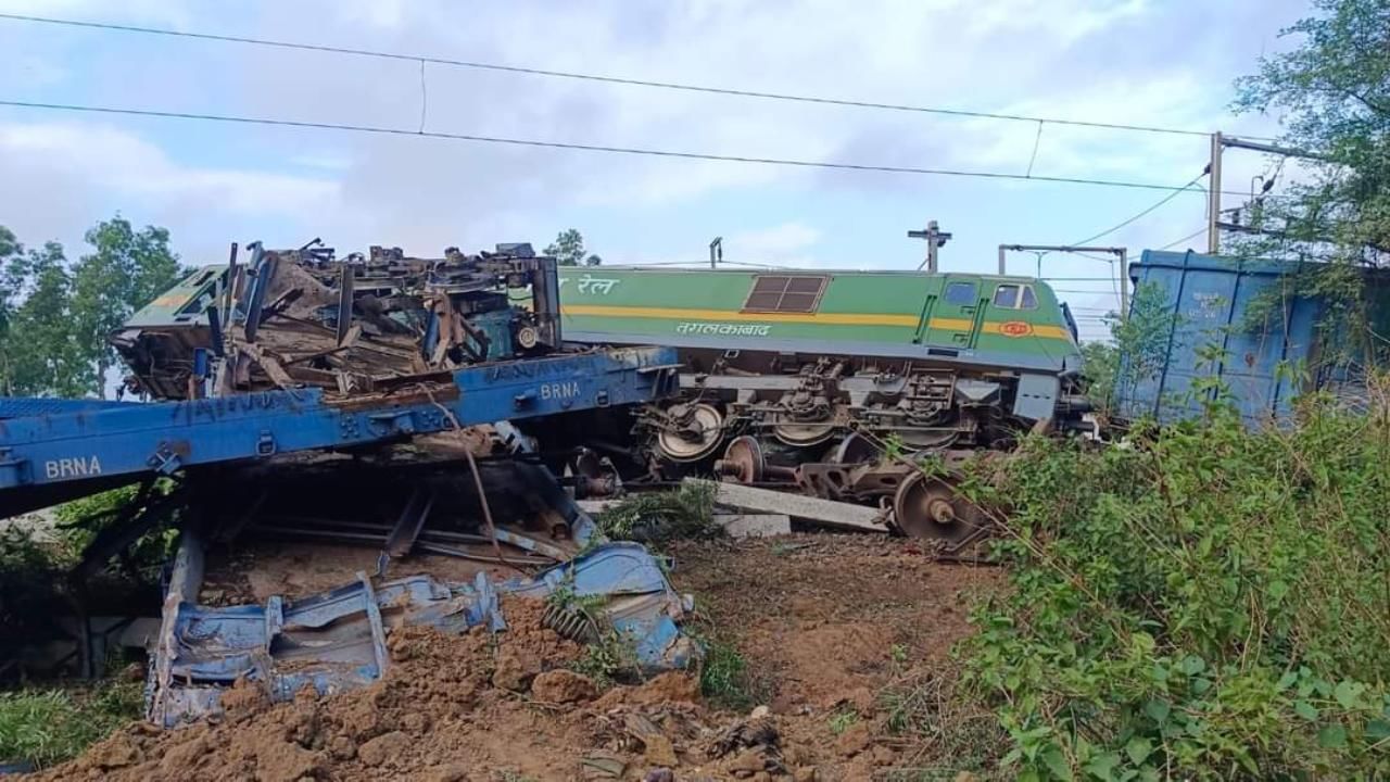 Train Accident in Bankura: সাতসকালে ভয়াবহ ট্রেন দুর্ঘটনা বাঁকুড়ায়, একটি মালগাড়ির উপর উঠে গেল আরও একটি মালগাড়ি, লাইনচ্যুত ১২ বগি