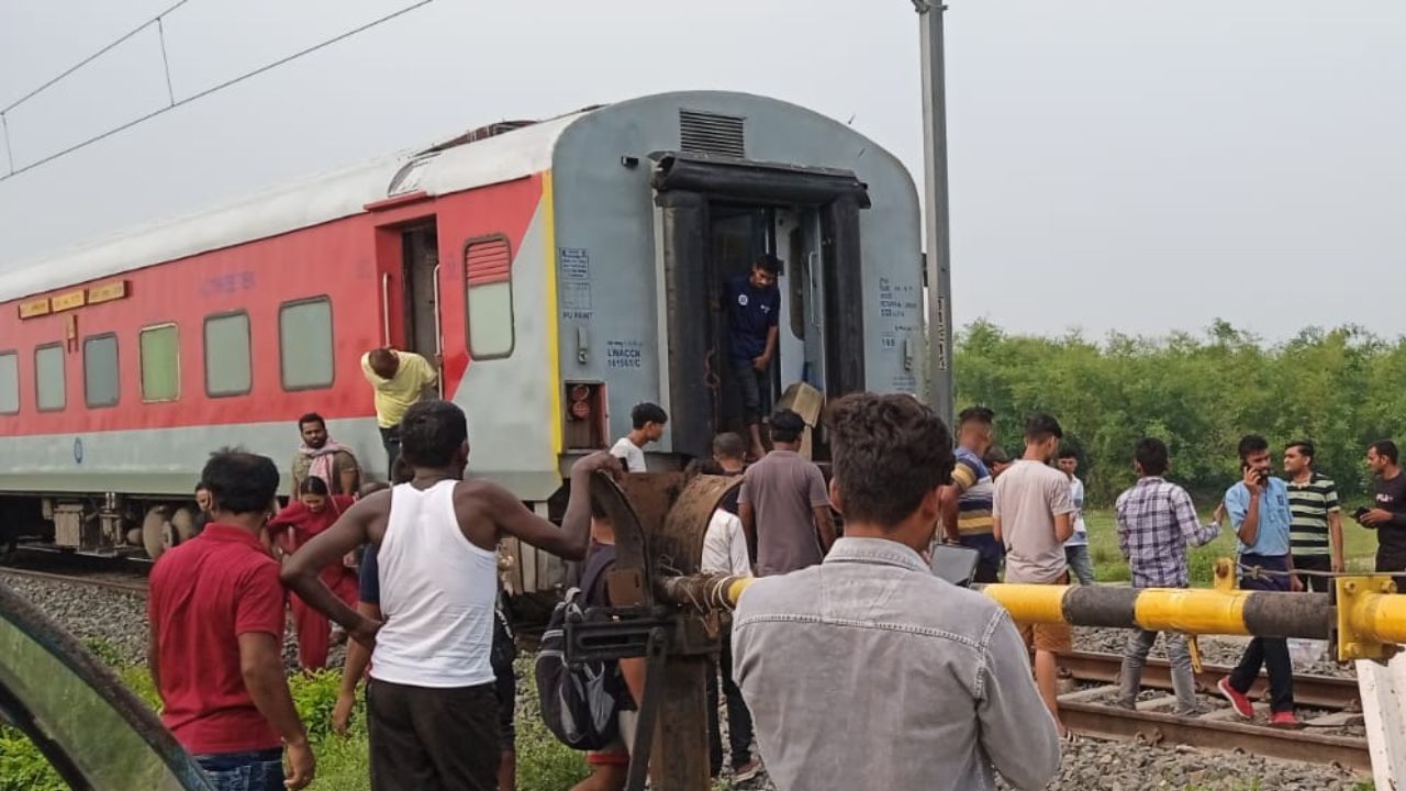 Train Mishap: চলন্ত ট্রেন থেকে আলাদা হয়ে গেল বগি, টের পেলেন না চালক