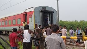Train Mishap: চলন্ত ট্রেন থেকে আলাদা হয়ে গেল বগি, টের পেলেন না চালক Train Mishap: চলন্ত ট্রেন থেকে আলাদা হয়ে গেল বগি, টের পেলেন না চালক
