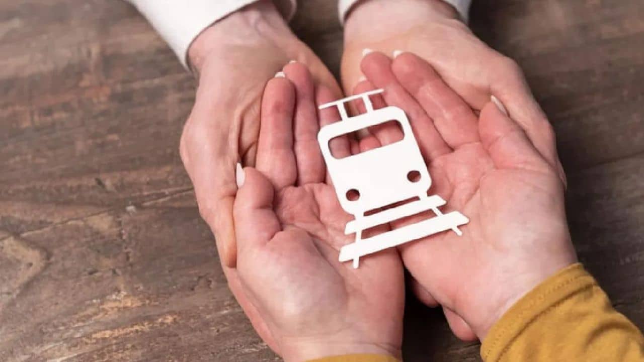 Train Accident Coverage: এমন দুর্ঘটনার সময় মাত্র ৩৫ পয়সাই ১০ লক্ষের বিমা দিতে পারে, টিকিট কাটার সময় অবশ্যই দেখে নেবেন
