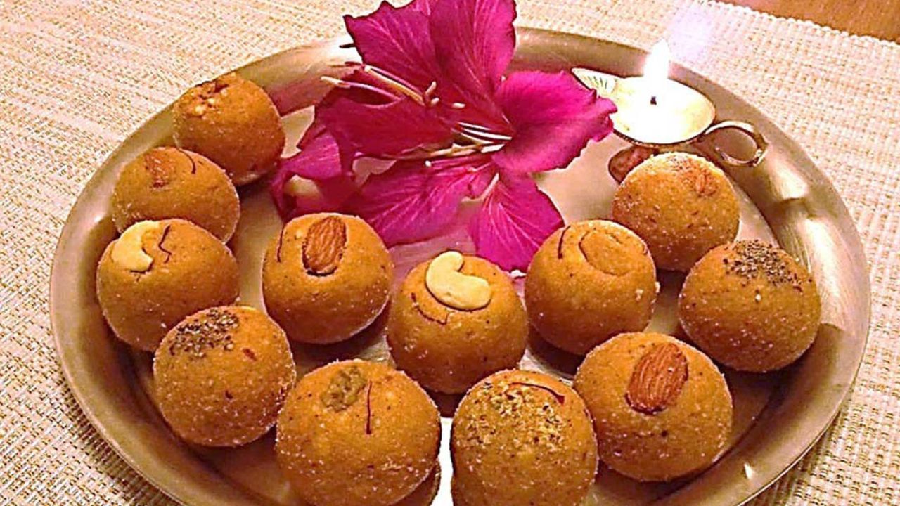  তবে মঙ্গলবার হনুমানজির মন্দিরে বেসনের বা আটার লাড্ডু দান করুন। এতে ভগবান বজরঙ্গবলীর আশীর্বাদ আপনার উপর বর্ষিত হবে, আয় বৃদ্ধি পাবে। পদোন্নতি হবে খুব দ্রুত।