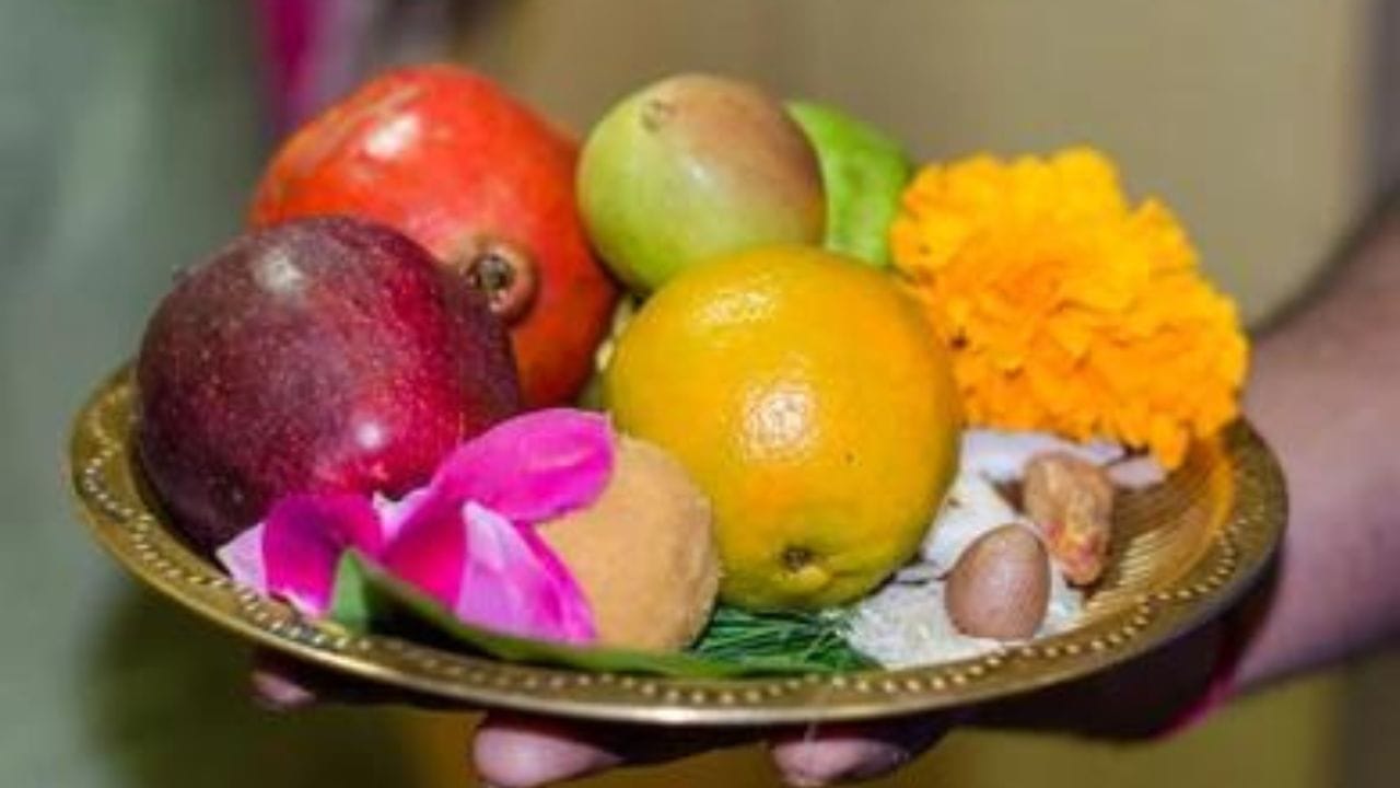 শাস্ত্রে বলা হয়েছে বজরঙ্গবলীর কাছে লাল রং খুবই প্রিয়। কথিত আছে মঙ্গলবার লাল রঙের ফুল ও লাল রঙের কাপড় দান করা শুভ বলে মনে করা হয়। এতে করে ব্যক্তি মঙ্গলের দোষ থেকে মুক্তি পায়। এই প্রতিকার করলে বজরঙ্গবলী খুব প্রসন্ন হয়।