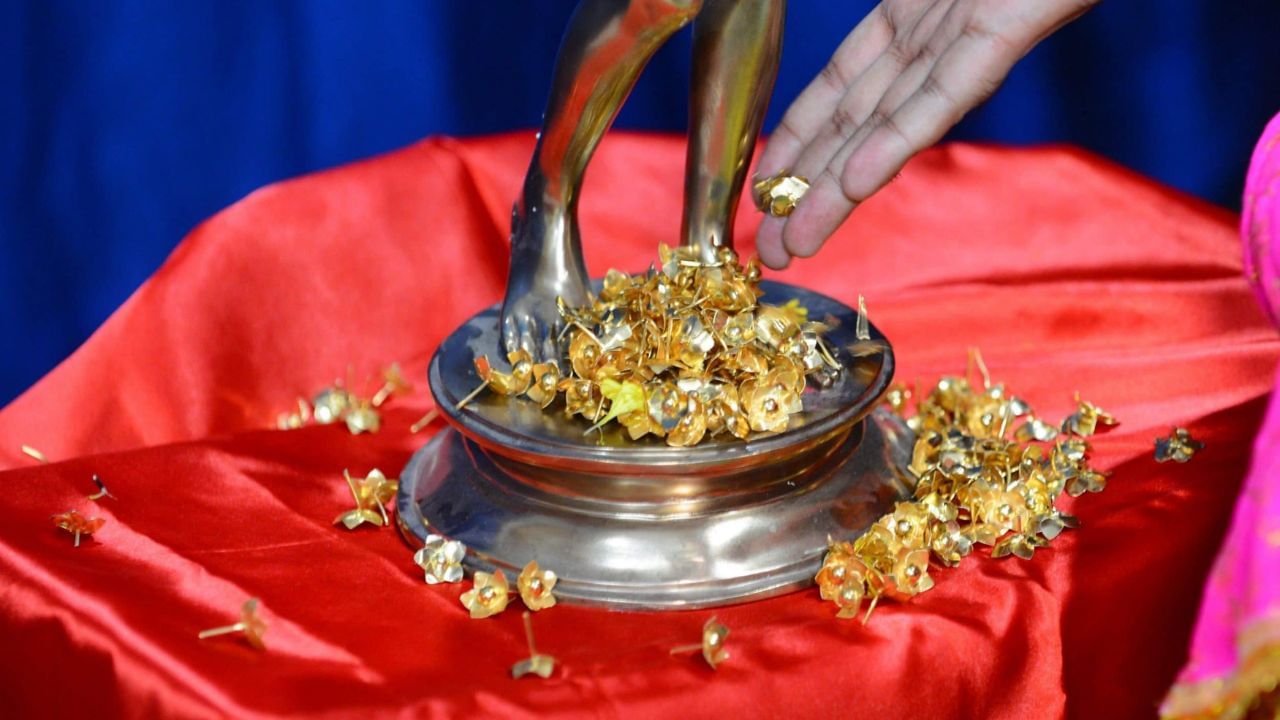 মঙ্গলবার ভগবান বজরঙ্গবলীর প্রিয় জিনিস দান করা একজন ব্যক্তির ভাগ্য উজ্জ্বল করে। এই বিশেষ দিনে কোন কোন জিনিস দান করা শুভ বলে মনে করা হয়, তা জেনে নিন এখানে...