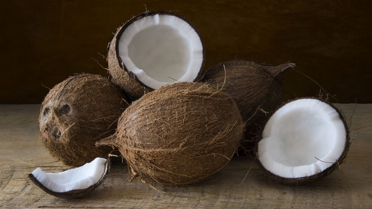 শাস্ত্র মতে, মঙ্গলবার নারকেল দান করা শুভ বলে মনে করা হয়। জ্যোতিষশাস্ত্র অনুসারে, পরিবারের কোনও সদস্য যদি দীর্ঘকাল ধরে স্বাস্থ্য সম্পর্কিত অসুস্থতায় ভুগছেন বা আপনি যদি দীর্ঘদিন ধরে স্বাস্থ্য সম্পর্কিত অসুস্থতায় ভুগছেন তবে মঙ্গলবার কোনও মন্দিরে নারকেল দান করুন। এতে ব্যক্তির স্বাস্থ্য উপকার হয় ও দ্রুত রোগ থেকে মুক্তি পেতে পারেন।