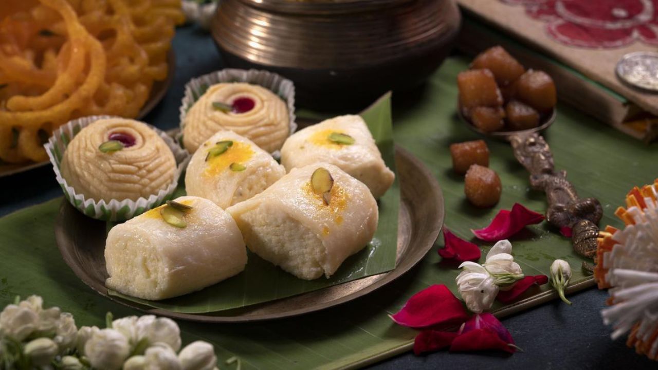 কথিত আছে যে লাড্ডু হনুমানজির খুব প্রিয়। লাড্ডু নিবেদন করা হলে বজরঙ্গবলীর খুবই খুশি হন। জ্যোতিষ শাস্ত্র অনুসারে, যদি দীর্ঘদিন ধরে পদোন্নতি  থেকে দূরে থাকেন ও উন্নতি থমকে যায়, তাহলে এই প্রতিকার মেনে  চলতে পারেন। 